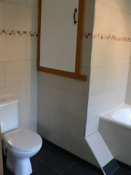 Porcelain tiles and marble tiles, en-suite bathroom